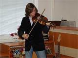 Tomáš Knopp při hře na housle 